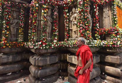 Un sacerdote hindú sale del templo Kamakhya, tras una oración, en Guwahati (India).