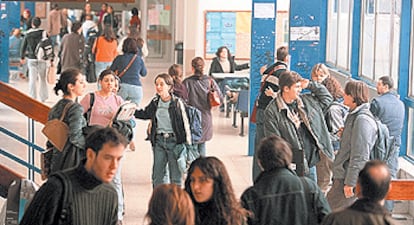 Jóvenes universitarios en la Facultad de Filosofía de la Autónoma de Madrid.