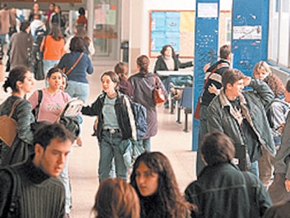 Jóvenes universitarios en la Facultad de Filosofía de la Autónoma de Madrid.