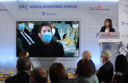 La directora de EL PAÍS, Pepa Bueno, en su presentación del director del Instituto Cervantes, Luis García Montero.