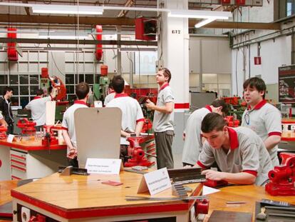 Jóvenes aprendices de la escuela de formación de Seat, con 55 años de vida en España.