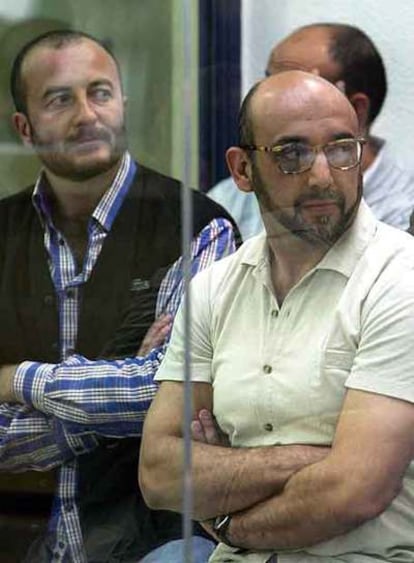 El jefe de la célula española de Al Qaeda, Abu Dahdah (derecha), en la Audiencia Nacional, en abril.