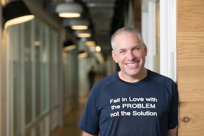 O empresário israelense Uri Levine, com uma de suas habituais camisetas com a mensagem: “Apaixone-se pelo problema, não pela solução”.