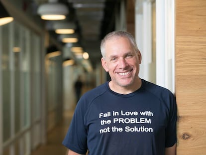 El emprendedor israelí Uri Levine, con una de sus habituales camisetas con mensaje: 'Enamórate del problema, no de la solución'.