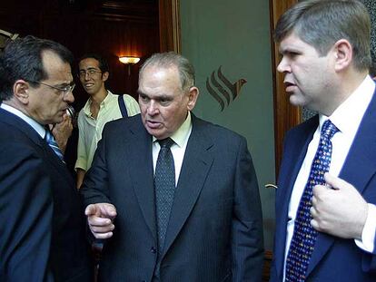 Miguel Castillejo (centro) y Francisco Jurado (derecha), en una asamblea de Cajasur en 2003.