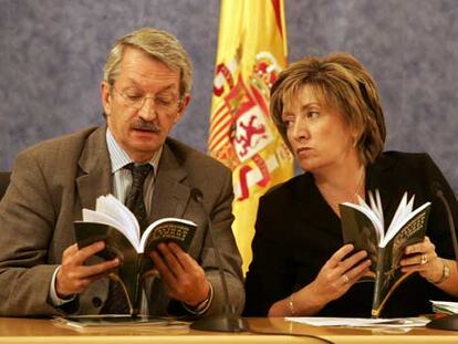 La ministra de Educación, María Jesús San Segundo y el secretario general de Educación, Alejandro Tiana.