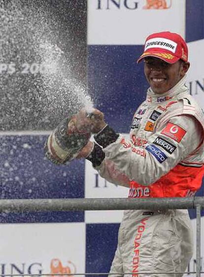 Lewis Hamilton celebra la victoria en el circuito de Spa