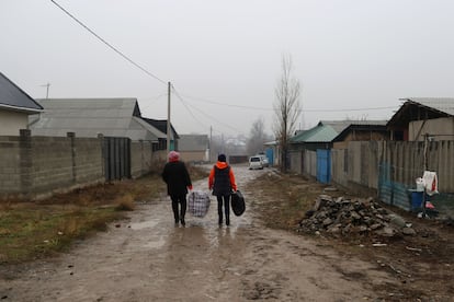 Dos chicas pasean por el barrio marginal de Altyn-Kazyk, a pocos kilómetros de Bishkek, la capital y ciudad más poblada de Kirguistán. 