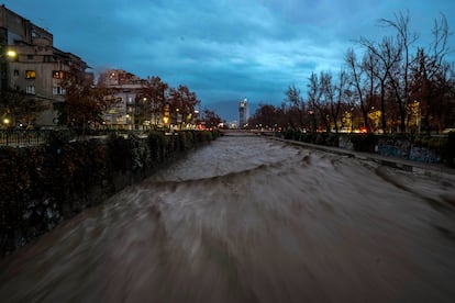 El río Mapocho durante la crecida de este viernes.