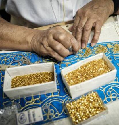 Una empleada de la Sastrería Fermín borda en oro la manga de un vestido de torear.