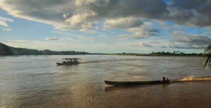 Dos embarcaciones navegan río Beni arriba desde Rurrenabaque, Bolivia.