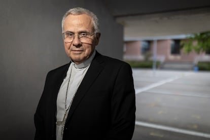El arzobispo de Tarragona, Joan Planellas, en el interior del Liceo donde se celebra la Universitat Catalana d'Estiu, en Prada (Francia).