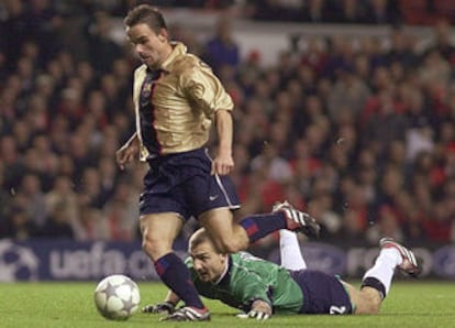 Overmars, a punto de marcar el 1-3 tras superar al portero del Liverpool, Dudek, tendido en el suelo.