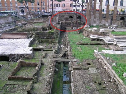 El yacimiento de Torre Argentina, en Roma. El c&iacute;rculo muestra el lugar donde se ha encontrado la losa que se&ntilde;ala donde fue asesinado Julio C&eacute;sar.