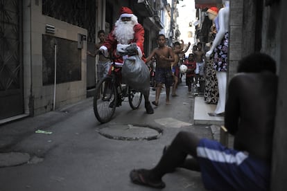 Navidad 2022: un hombre vestido de Santa Claus en Brasil
