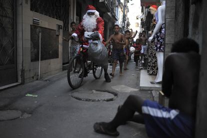 Navidad 2022: un hombre vestido de Santa Claus en Brasil