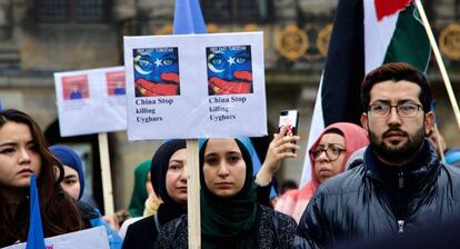 Protesta en Amsterdan contra la violación de los derechos de la minoría uigur.