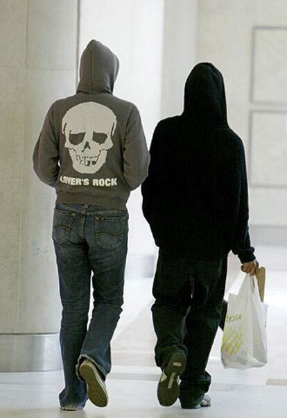 Dos jóvenes pasean por un centro comercial en Londres.