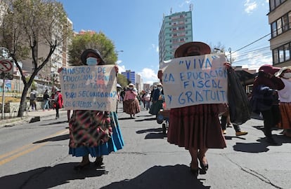 La manifestación para exigir internet y computadoras partió desde la ciudad de El Alto y finalizó en el Ministerio de Educación en La Paz.