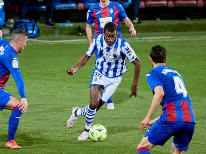 Isak controla el balón ante los defensas del Eibar.