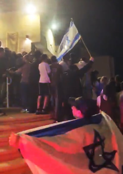 Captura de vídeo publicado en redes sociales donde se muestra la protesta en el exterior de una sinagoga en Raanana, este martes.