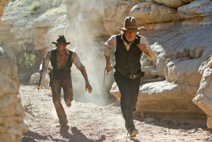 Daniel Craig y Harrison Ford huyen de los extraterrestres en el filme.