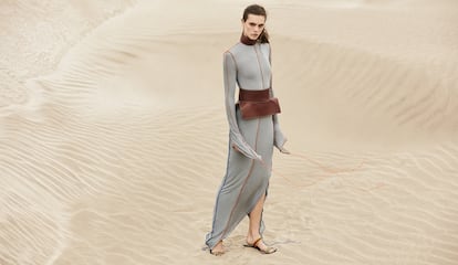 Vestido gris embellecido con costuras visibles 
en hilo de distintos colores y cuello en piel de napa a juego con el cinturón escultural, todo de Loewe.