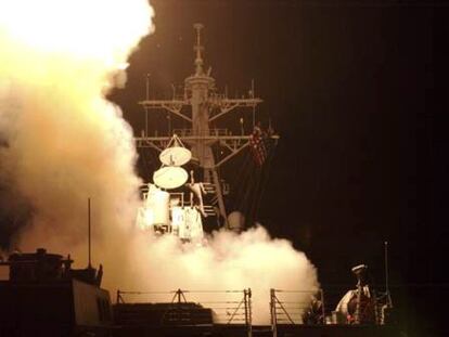 20 de marzo de 2003. Inicio de la "Operacin Libertad para Irak", ataque militar contra el pas liderado por Estados Unidos. En al foto, tres misiles Tomahawk en el momento de ser lanzados desde el barco USS Donald Cook situado en el Golfo Prsico, contra Bagdad, la capital iraqu.