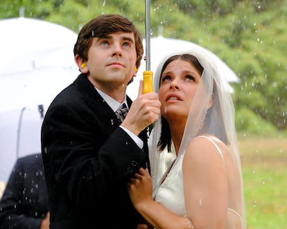 Freddie Highmore y Paige Spara en la quinta temporada de 'The Good Doctor'.