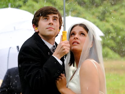 Freddie Highmore y Paige Spara en la quinta temporada de 'The Good Doctor'.