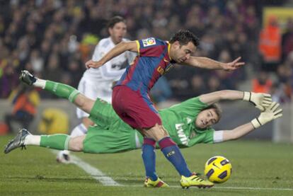 Xavi dispara a puerta intentando superar la estirada de Casillas en una ocasión en la que el balón acabó estrellándose en el lateral de la red.