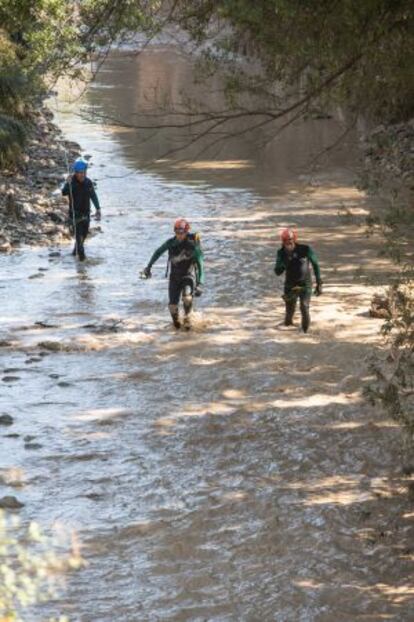 La Guardia Civil busca al desaparecido en el río Cubillas.