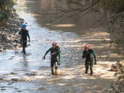 La Guardia Civil busca al desaparecido en el río Cubillas.
