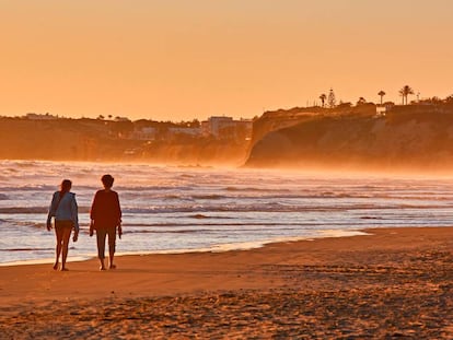 Atardecer en la playa Fuente del Gallo, en Conil de la Frontera, Cádiz.