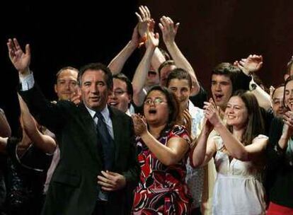 El candidato presidencial François Bayrou (izquierda) saluda a sus seguidores al llegar al mitin de ayer en París.