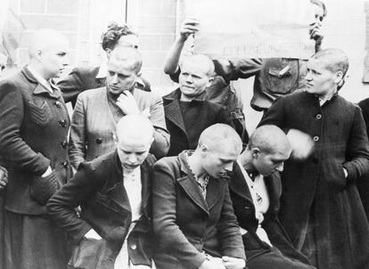 Francesas a las que se han rapado las cabezas por colaborar con los nazis en Cherburgo el 22 de julio de 1944.