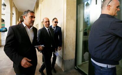 El alcalde de Alicante, el socialista Gabriel Echávarri, en el centro, a su llegada esta mañana a la Audiencia Provincial.