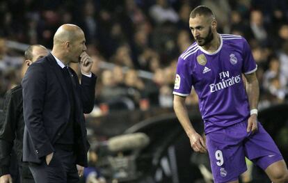 Zidane da instrucciones a Benzema durante el partido contra el Valencia.