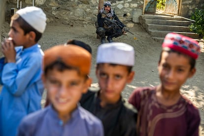 Un talibán del Batallón Badri entre niños, en Surobi. 