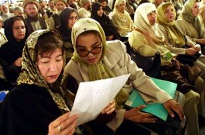 Dos mujeres afganas leen una declaración durante la apertura de la Loya Jirga.