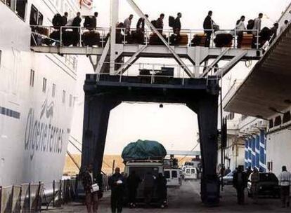 Pasajeros procedentes de Alicante bajan de un transbordador que acaba de arribar a  Argelia.