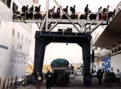 Pasajeros procedentes de Alicante bajan de un transbordador que acaba de arribar a Argelia.