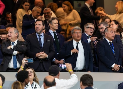 El ministro de Transportes, Óscar Puente, junto al  presidente del Barcelona, Joan Laporta, este domingo en el Bernabéu.
