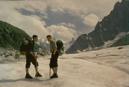 Carlos Soria y su compañero Antonio Riaño en Los Alpes en 1960.