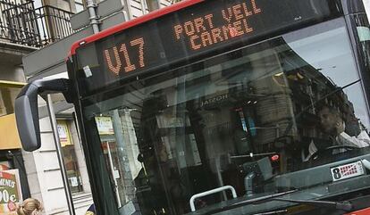 Autob&uacute;s de la l&iacute;nea V 17 de Barcelona. 