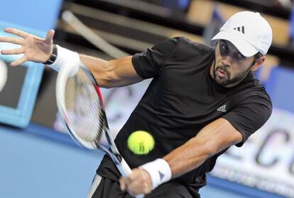 Fernando Verdasco returns to Jo-Wilfried Tsonga in a group match. 