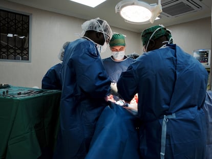 En la imagen, Madalo Gwaza es sometida a una cirugía para curarla de cáncer de cuello de útero en el Hospital Central Queen Elizabeth de Blantyre, Malawi. En vídeo, la segunda parte del mini documental Las mujeres de Blantyre.