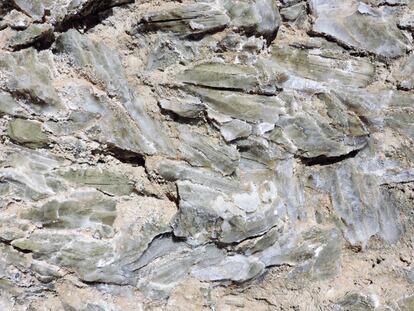 The area is filled with Lapis specularis, a type of shiny, transparent gypsum that can be cut with a knife to the desired thickness and was used extensively by ancient Romans to make windows. In Spanish it is popularly known as espejuelo, or little mirror.