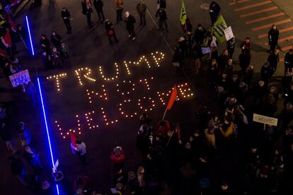 Personas congregadas en una manifestación contra la visita de Donald Trump al Foro Económico Mundial, en las calles de Zúrich (Suiza), el 23 de enero de 2018.