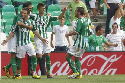Rubén Castro celebra el gol de la victoria con sus compañeros.